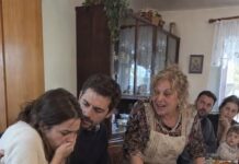 Buduća svekrva poslužila mi je pokvarene ostatke, zbog povraćanja zaključila da sam trudna, smanjila obećanu pomoć za svadbu sa deset tisuća na sto eura i okupila rodbinu da me nauči poslušnosti; nije očekivala da će se njezin sin vratiti s lijekom, čuti sve i konačno izabrati kuću u kojoj ga nitko ne ucjenjuje Buduća svekrva poslužila mi je pokvarene ostatke, zbog povraćanja zaključila da sam trudna, smanjila obećanu pomoć za svadbu sa deset tisuća na sto eura i okupila rodbinu da me nauči poslušnosti; nije očekivala da će se njezin sin vratiti s lijekom, čuti sve i konačno izabrati kuću u kojoj ga nitko ne ucjenjuje