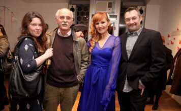 Ćerke slavnog muzičara su 90-ih harale estradom, a sad ne mogu očima da se gledaju: Otac im do smrti nije oprostio javnu svađu Ćerke slavnog muzičara su 90-ih harale estradom, a sad ne mogu očima da se gledaju: Otac im do smrti nije oprostio javnu svađu
