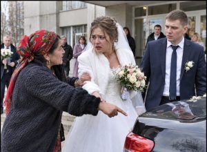 Ciganka je prišla do mlade kod matičara: „Veo koji nosiš nije tvoj, sudbina ti je gorka. Otvori prtljažnik mladoženjinog auta. Molim te kao Boga, otvori…“ …😲😲😲