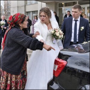 Ciganka je prišla do mlade kod matičara: „Veo koji nosiš nije tvoj, sudbina ti je gorka. Otvori prtljažnik mladoženjinog auta. Molim te kao Boga, otvori…“ …😲😲😲