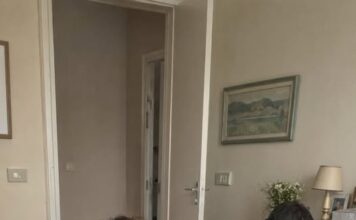 Dok su brat i sestra nekoliko sati nakon sprovoda prebrojavali majčinu štednju, nakit i vrijednost stana, iz stare mirazne škrinje izvadila sam omotnicu koju je mama ostavila samo meni — a prvi ovjereni dokument natjerao ih je da zaborave i na štednu knjižicu Dok su brat i sestra nekoliko sati nakon sprovoda prebrojavali majčinu štednju, nakit i vrijednost stana, iz stare mirazne škrinje izvadila sam omotnicu koju je mama ostavila samo meni — a prvi ovjereni dokument natjerao ih je da zaborave i na štednu knjižicu
