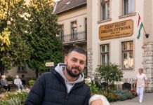 Godinu dana glumio sam sina starice u domu jer su me njezini rođaci plaćali da je držim mirnom — tek nakon njezine smrti ravnateljica mi je otkrila da je Juli od prvog dana znala tko sam Godinu dana glumio sam sina starice u domu jer su me njezini rođaci plaćali da je držim mirnom — tek nakon njezine smrti ravnateljica mi je otkrila da je Juli od prvog dana znala tko sam