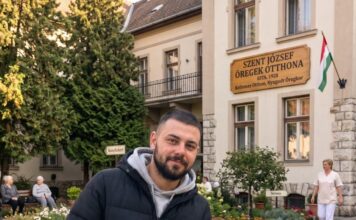 Godinu dana glumio sam sina starice u domu jer su me njezini rođaci plaćali da je držim mirnom — tek nakon njezine smrti ravnateljica mi je otkrila da je Juli od prvog dana znala tko sam Godinu dana glumio sam sina starice u domu jer su me njezini rođaci plaćali da je držim mirnom — tek nakon njezine smrti ravnateljica mi je otkrila da je Juli od prvog dana znala tko sam