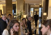 Hotel me pokušao natjerati da platim 48.000 eura za svadbu muškarca kojeg nikad nisam upoznala, ali kad je moj navodni suprug pred policijom izvadio lažne dokumente s mojim imenom, jedna snimka iz dizala pokazala je tko je stvarno bio ispod mladenkina vela i zašto je recepcionarka toliko željela da platim Hotel me pokušao natjerati da platim 48.000 eura za svadbu muškarca kojeg nikad nisam upoznala, ali kad je moj navodni suprug pred policijom izvadio lažne dokumente s mojim imenom, jedna snimka iz dizala pokazala je tko je stvarno bio ispod mladenkina vela i zašto je recepcionarka toliko željela da platim