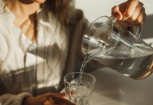 Je li bolje piti hladnu vodu ili vodu sobne temperature? Evo šta kažu stručnjaci za prehranu Je li bolje piti hladnu vodu ili vodu sobne temperature? Evo šta kažu stručnjaci za prehranu
