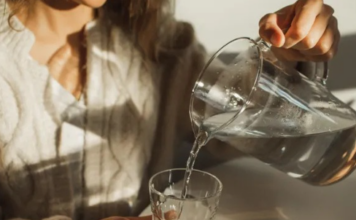 Je li bolje piti hladnu vodu ili vodu sobne temperature? Evo šta kažu stručnjaci za prehranu Je li bolje piti hladnu vodu ili vodu sobne temperature? Evo šta kažu stručnjaci za prehranu