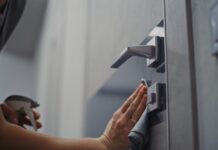 Jeftin trik za one koji žele čista vrata: Oduševićete se rezultatima, a sve što vam treba su sirće i krpa Jeftin trik za one koji žele čista vrata: Oduševićete se rezultatima, a sve što vam treba su sirće i krpa