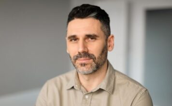 Kada je moj muž došao na doručak u istoj košulji u kojoj je sinoć izašao iz kuće znala sam da me vara: Zbog moje reakcije molio me je na kolenima da mu oprostim Kada je moj muž došao na doručak u istoj košulji u kojoj je sinoć izašao iz kuće znala sam da me vara: Zbog moje reakcije molio me je na kolenima da mu oprostim