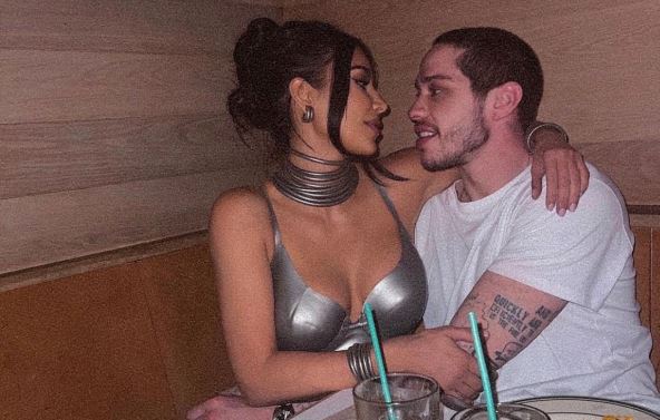 Kim Kardašijan i Arijana Grande dele bivšeg dečka, a sad su iznele eksplicitna priznanja o intimnim odnosima s njim: “Baka mi je rekla da je najbolje posle 40.” Kim Kardašijan i Arijana Grande dele bivšeg dečka, a sad su iznele eksplicitna priznanja o intimnim odnosima s njim: "Baka mi je rekla da je najbolje posle 40."