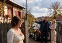 Moj bivši suprug vratio se u selo nakon 17 godina sa skupim SUV-om i puno mlađom suprugom. Pogledao je moju kuću, moje blatnjave čizme i počeo se smijati: „Mogla si živjeti kao kraljica sa mnom. Sada nosiš krumpire kao glupa seljanka.” Nisam mu odgovorila. Ali on nije znao tko sluša svaku riječ iza vrata… Moj bivši suprug vratio se u selo nakon 17 godina sa skupim SUV-om i puno mlađom suprugom. Pogledao je moju kuću, moje blatnjave čizme i počeo se smijati: „Mogla si živjeti kao kraljica sa mnom. Sada nosiš krumpire kao glupa seljanka.” Nisam mu odgovorila. Ali on nije znao tko sluša svaku riječ iza vrata…