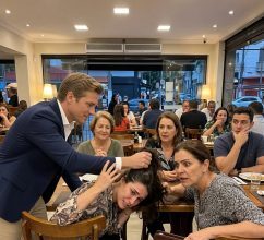 Moj je zet usred prepunog restorana u Bostonu zgrabio moju kćer za kosu i silom joj spustio glavu dok se njegova majka smiješila. „Ponekad je poniženje jedini način na koji muž može nečemu naučiti svoju ženu“, rekla je Rebecca Moj je zet usred prepunog restorana u Bostonu zgrabio moju kćer za kosu i silom joj spustio glavu dok se njegova majka smiješila. „Ponekad je poniženje jedini način na koji muž može nečemu naučiti svoju ženu“, rekla je Rebecca