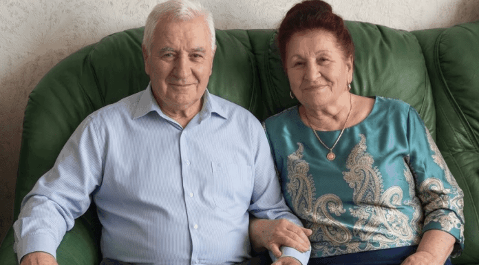 Moj otac je celog života uzimao celu platu moje majke. Jednog dana smo konačno saznali na šta je potrošio sav taj novac. Moj otac je celog života uzimao celu platu moje majke. Jednog dana smo konačno saznali na šta je potrošio sav taj novac.