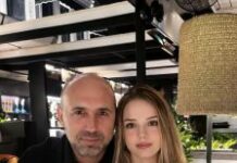 Moj otac me je pozvao na večeru, uhvatio me za ruku i rekao svojim prijateljima: „Upoznajte devojku koju volim.“ Sedela sam preplašena — sve dok jedan od njegovih prijatelja nije rekao nešto zbog čega sam briznula u plač… Moj otac me je pozvao na večeru, uhvatio me za ruku i rekao svojim prijateljima: „Upoznajte devojku koju volim.“ Sedela sam preplašena — sve dok jedan od njegovih prijatelja nije rekao nešto zbog čega sam briznula u plač…