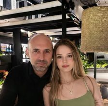 Moj otac me je pozvao na večeru, uhvatio me za ruku i rekao svojim prijateljima: „Upoznajte devojku koju volim.“ Sedela sam preplašena — sve dok jedan od njegovih prijatelja nije rekao nešto zbog čega sam briznula u plač… Moj otac me je pozvao na večeru, uhvatio me za ruku i rekao svojim prijateljima: „Upoznajte devojku koju volim.“ Sedela sam preplašena — sve dok jedan od njegovih prijatelja nije rekao nešto zbog čega sam briznula u plač…