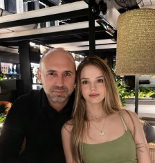 Moj otac me je pozvao na večeru, uhvatio me za ruku i rekao svojim prijateljima: „Upoznajte devojku koju volim.“ Sedela sam preplašena — sve dok jedan od njegovih prijatelja nije rekao nešto zbog čega sam briznula u plač… Moj otac me je pozvao na večeru, uhvatio me za ruku i rekao svojim prijateljima: „Upoznajte devojku koju volim.“ Sedela sam preplašena — sve dok jedan od njegovih prijatelja nije rekao nešto zbog čega sam briznula u plač…