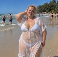 Moj suprug odbijao je tijekom našeg odmora iz snova snimiti čak ijednu moju fotografiju, stalno ponavljajući da mu se „jednostavno ne da“… Ali kada sam otkrila od koga me zapravo pokušavao sakriti, učinila sam samo jednu stvar, potpuno tiho, koja ga je rasplakala i natjerala da me preklinje za oprost. 😳💔