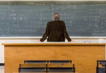 Moja majka bila je sveučilišna profesorica koja je desetljećima govorila studentima da je znanje jedino što im nitko ne može oduzeti. Moja majka bila je sveučilišna profesorica koja je desetljećima govorila studentima da je znanje jedino što im nitko ne može oduzeti.