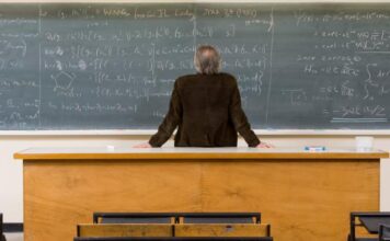Moja majka bila je sveučilišna profesorica koja je desetljećima govorila studentima da je znanje jedino što im nitko ne može oduzeti. Moja majka bila je sveučilišna profesorica koja je desetljećima govorila studentima da je znanje jedino što im nitko ne može oduzeti.