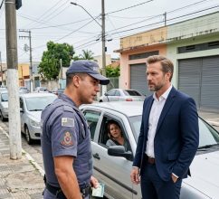 Moju su suprugu zaustavili zbog prebrze vožnje i, čim je policajac provjerio njezinu vozačku dozvolu, izraz njegova lica odmah se promijenio Moju su suprugu zaustavili zbog prebrze vožnje i, čim je policajac provjerio njezinu vozačku dozvolu, izraz njegova lica odmah se promijenio