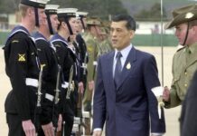 Najbogatiji kralj na svetu šetao Minhenom kao dvorska luda: Kroptop majica i lažne tetovaže a izgled kraljice će vas tek šokirati Najbogatiji kralj na svetu šetao Minhenom kao dvorska luda: Kroptop majica i lažne tetovaže a izgled kraljice će vas tek šokirati