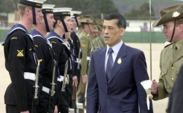Najbogatiji kralj na svetu šetao Minhenom kao dvorska luda: Kroptop majica i lažne tetovaže a izgled kraljice će vas tek šokirati Najbogatiji kralj na svetu šetao Minhenom kao dvorska luda: Kroptop majica i lažne tetovaže a izgled kraljice će vas tek šokirati