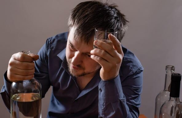 Ovih 5 znakova nepogrešivo otrkivaju alkoholičara: Mogu da rade, podižu porodicu, vežbaju, druže se i deluju sasvim normalno, a da budu prikriveni zavisnici Ovih 5 znakova nepogrešivo otrkivaju alkoholičara: Mogu da rade, podižu porodicu, vežbaju, druže se i deluju sasvim normalno, a da budu prikriveni zavisnici