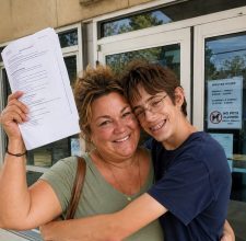 Posvojila sam tinejdžera kojeg je prije mene vratilo deset obitelji, a dva tjedna kasnije priznao mi je zašto ih je namjerno tjerao od sebe — no ono što smo pronašli u njegovu starom dosjeu promijenilo je sve Posvojila sam tinejdžera kojeg je prije mene vratilo deset obitelji, a dva tjedna kasnije priznao mi je zašto ih je namjerno tjerao od sebe — no ono što smo pronašli u njegovu starom dosjeu promijenilo je sve