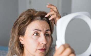 Puštate svoju prirodnu boju, a izrastak izgleda neuredno? Frizeri otkrivaju 7 trikova da ga gotovo ne primetite Puštate svoju prirodnu boju, a izrastak izgleda neuredno? Frizeri otkrivaju 7 trikova da ga gotovo ne primetite