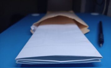 Rekla sam mužu Vladimiru da želim razvod u 51. godini, a odgovorio je “bez mog prezimena ne vrediš ništa”: Mesec dana kasnije stiže pismo koje mi menja život Rekla sam mužu Vladimiru da želim razvod u 51. godini, a odgovorio je "bez mog prezimena ne vrediš ništa": Mesec dana kasnije stiže pismo koje mi menja život
