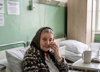 S 83 godine slomila sam nogu i danima nitko iz moje obitelji nije imao vremena za mene, osim susjedova dječaka — a ono što je pronašao na mom tavanu otkrilo je tajnu staru sedamdeset četiri godine S 83 godine slomila sam nogu i danima nitko iz moje obitelji nije imao vremena za mene, osim susjedova dječaka — a ono što je pronašao na mom tavanu otkrilo je tajnu staru sedamdeset četiri godine