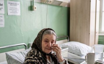 S 83 godine slomila sam nogu i danima nitko iz moje obitelji nije imao vremena za mene, osim susjedova dječaka — a ono što je pronašao na mom tavanu otkrilo je tajnu staru sedamdeset četiri godine S 83 godine slomila sam nogu i danima nitko iz moje obitelji nije imao vremena za mene, osim susjedova dječaka — a ono što je pronašao na mom tavanu otkrilo je tajnu staru sedamdeset četiri godine