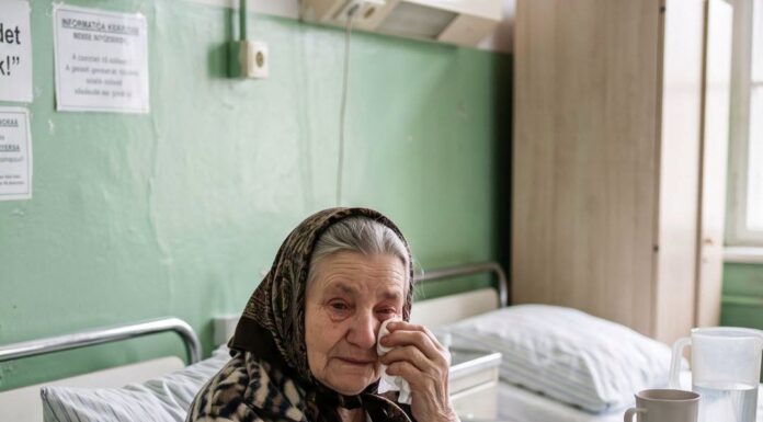 S 83 godine slomila sam nogu i danima nitko iz moje obitelji nije imao vremena za mene, osim susjedova dječaka — a ono što je pronašao na mom tavanu otkrilo je tajnu staru sedamdeset četiri godine S 83 godine slomila sam nogu i danima nitko iz moje obitelji nije imao vremena za mene, osim susjedova dječaka — a ono što je pronašao na mom tavanu otkrilo je tajnu staru sedamdeset četiri godine