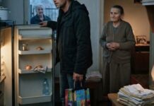 Slao joj je novac 20 godina, a zatekao je u mraku i gladnu: Istina iz stare kutije slomila mu je srce Slao joj je novac 20 godina, a zatekao je u mraku i gladnu: Istina iz stare kutije slomila mu je srce