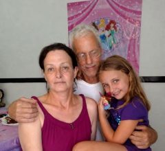 „Svake noći, moj deda me je krišom vodio u svoju sobu… Ali kada je moja majka otkrila zašto je to radio, nije mogla da izdrži i briznula je u plač.“ „Svake noći, moj deda me je krišom vodio u svoju sobu… Ali kada je moja majka otkrila zašto je to radio, nije mogla da izdrži i briznula je u plač.“