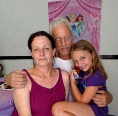 „Svake noći, moj deda me je krišom vodio u svoju sobu… Ali kada je moja majka otkrila zašto je to radio, nije mogla da izdrži i briznula je u plač.“ „Svake noći, moj deda me je krišom vodio u svoju sobu… Ali kada je moja majka otkrila zašto je to radio, nije mogla da izdrži i briznula je u plač.“