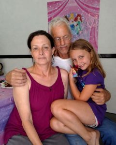 „Svake noći, moj deda me je krišom vodio u svoju sobu… Ali kada je moja majka otkrila zašto je to radio, nije mogla da izdrži i briznula je u plač.“ „Svake noći, moj deda me je krišom vodio u svoju sobu… Ali kada je moja majka otkrila zašto je to radio, nije mogla da izdrži i briznula je u plač.“