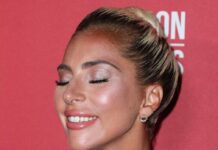 Svi su sigurni da je Lejdi Gaga angažovala surogat majku da joj rodi dete: Paparaci je uhvatili u prvoj šetnji, a pevačica ćuti Svi su sigurni da je Lejdi Gaga angažovala surogat majku da joj rodi dete: Paparaci je uhvatili u prvoj šetnji, a pevačica ćuti