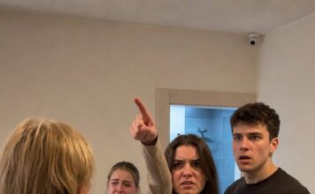 Tek sam se vratila sa službenog puta i zaključala spavaću sobu da napokon odspavam nekoliko sati kad je svekrva počela udarati po vratima kao da kuća gori. Tek sam se vratila sa službenog puta i zaključala spavaću sobu da napokon odspavam nekoliko sati kad je svekrva počela udarati po vratima kao da kuća gori.
