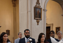Tokom venčanja, nevestin konj iznenada je uleteo u crkvu i stao pravo ispred mlade žene, odbijajući da joj dozvoli da priđe oltaru. Životinja se ponašala toliko divlje da su gosti zahtevali da je odmah izvedu napolje, ne sluteći na kakvu opasnost konj zapravo pokušava da ih upozori 😨