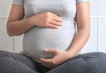 Bila sam usred poroda s bebom teškom gotovo 4,5 kilograma, ali moj bezosjećajni muž, koji je ujedno bio i liječnik, odbio je napraviti carski rez i prisilio me da rodim prirodnim putem jer je vjerovao da sam namjerno ozlijedila njegovu pripravnicu. Bila sam usred poroda s bebom teškom gotovo 4,5 kilograma, ali moj bezosjećajni muž, koji je ujedno bio i liječnik, odbio je napraviti carski rez i prisilio me da rodim prirodnim putem jer je vjerovao da sam namjerno ozlijedila njegovu pripravnicu.