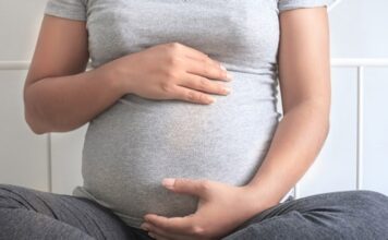 Bila sam usred poroda s bebom teškom gotovo 4,5 kilograma, ali moj bezosjećajni muž, koji je ujedno bio i liječnik, odbio je napraviti carski rez i prisilio me da rodim prirodnim putem jer je vjerovao da sam namjerno ozlijedila njegovu pripravnicu. Bila sam usred poroda s bebom teškom gotovo 4,5 kilograma, ali moj bezosjećajni muž, koji je ujedno bio i liječnik, odbio je napraviti carski rez i prisilio me da rodim prirodnim putem jer je vjerovao da sam namjerno ozlijedila njegovu pripravnicu.