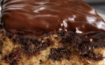 BRZI ČOKOLADNI KOLAČ KOJI UVIJEK USPIJE! 🍫😍 Mekan, sočan i prepun čokoladnog okusa – bez miksera i bez komplikacija! 🤎