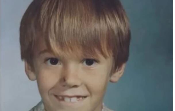 Dečak (7) krenuo u školu i više se nije vratio: Nakon osam godina se pojavio sa detetom u rukama, a kada je otkrio STRAHOTE KOJE JE PREŽIVEO ljudi su bili u šoku Dečak (7) krenuo u školu i više se nije vratio: Nakon osam godina se pojavio sa detetom u rukama, a kada je otkrio STRAHOTE KOJE JE PREŽIVEO ljudi su bili u šoku