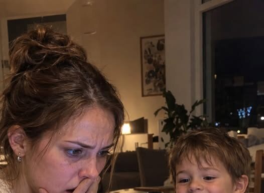 Devedeset devetog dana muževa službenog puta moj trogodišnji sin odjednom je pokazao prema ekranu Devedeset devetog dana muževa službenog puta moj trogodišnji sin odjednom je pokazao prema ekranu