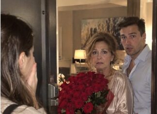 😱💔 Pratila sam svog muža kako bih ga uhvatila s ljubavnicom… Ali kad su se vrata otvorila, ugledala sam vlastitu majku kako drži njegove ruže! 🌹😨
