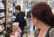 😱💔 U supermarketu sam vidjela dva dječaka koji su izgledali potpuno isto kao moj sin. Pet minuta kasnije otkrila sam tajnu koja je uništila moju obitelj.