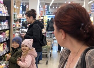 😱💔 U supermarketu sam vidjela dva dječaka koji su izgledali potpuno isto kao moj sin. Pet minuta kasnije otkrila sam tajnu koja je uništila moju obitelj.