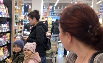 😱💔 U supermarketu sam vidjela dva dječaka koji su izgledali potpuno isto kao moj sin. Pet minuta kasnije otkrila sam tajnu koja je uništila moju obitelj.