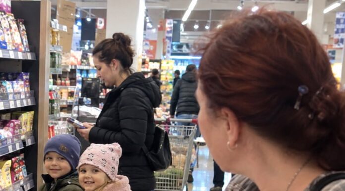 😱💔 U supermarketu sam vidjela dva dječaka koji su izgledali potpuno isto kao moj sin. Pet minuta kasnije otkrila sam tajnu koja je uništila moju obitelj.