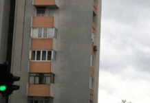 Fotografija ove stambene zgrade iz Splita obišla je celi Balkan, a sve zbog sulude ideje jednog stanara Fotografija ove stambene zgrade iz Splita obišla je celi Balkan, a sve zbog sulude ideje jednog stanara